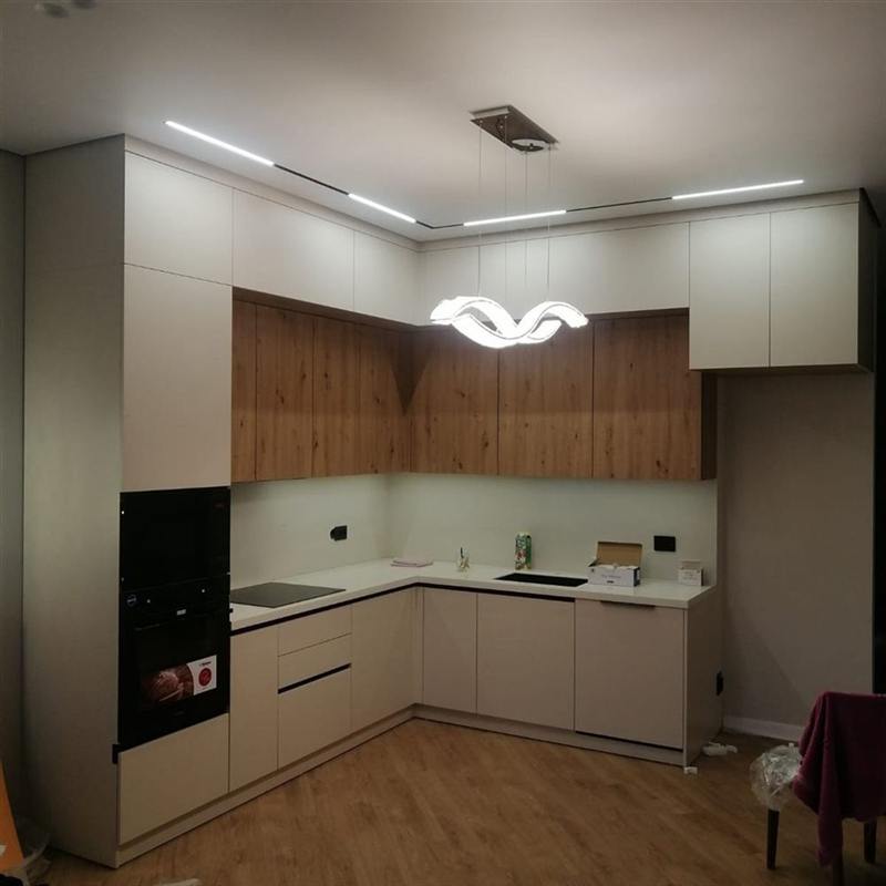 Кухня на заказ с каменной столешницей